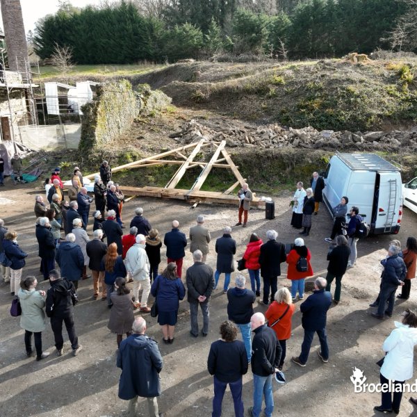 Fonderie : Levée de la première ferme de charpente