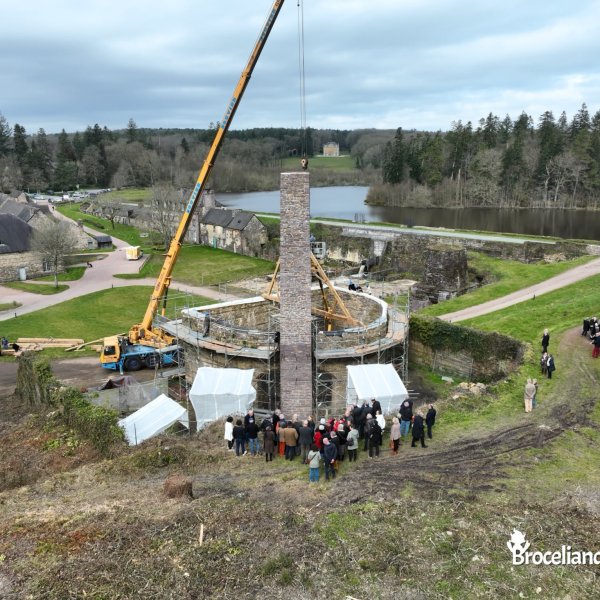 Fonderie : Levée de la première ferme de charpente