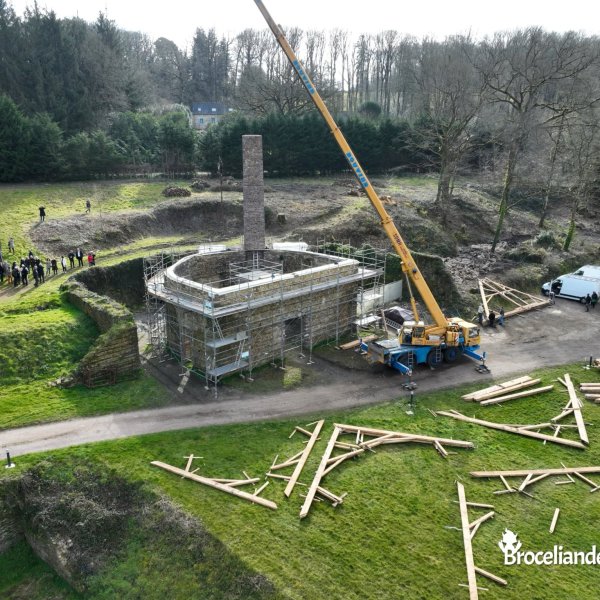 Fonderie : Levée de la première ferme de charpente