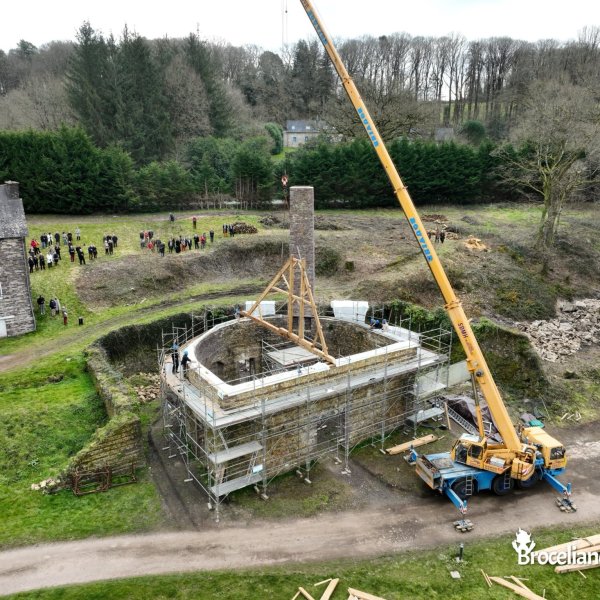 Fonderie : Levée de la première ferme de charpente