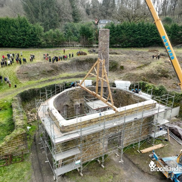 Fonderie : Levée de la première ferme de charpente