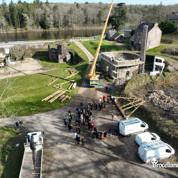 Fonderie : Levée de la première ferme de charpente